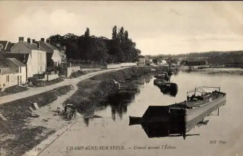 Ak Champagne sur Seine Seine et Marne, Schiffe vor der Schleuse