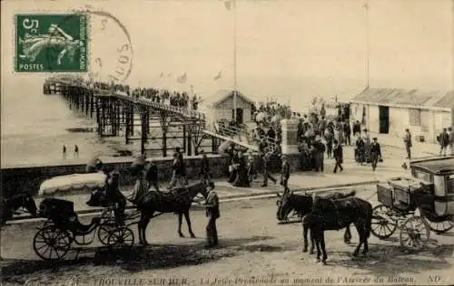 Ak Trouville sur Mer Calvados, La Jetee-Promenade au moment de l'Arrivee du Bateau