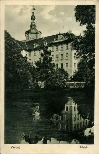 Ak Zerbst in Anhalt, Wasserpartie mit Blick auf Schloss