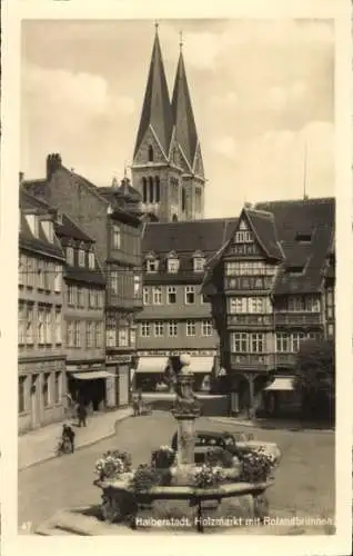 Ak Halberstadt, Holzmarkt mit Rolandbrunnen, Kirchtürme