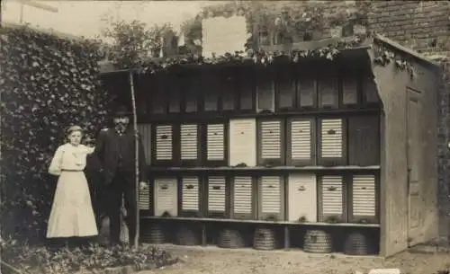 Foto Ak Krefeld am Niederrhein?, Imkerei Rompelsberg, Herr Rompelsberg mit Tochter