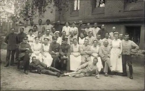 Set von 10 AK Foto Gruppenbild, Krankenschwestern und Ärzte, deutsche Soldaten, Kaiserreich