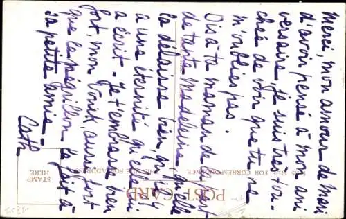 Künstler Ak Right, Shocking, Blondes Mädchen und dunkler Junge schlafen auf einem Sessel