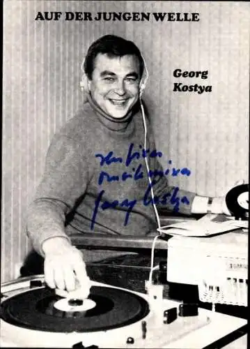Ak Moderator Georg Kostya, Portrait, Auf der jungen Welle, Plattenspieler, Autogramm