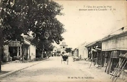 Ak Hue Annam Vietnam, eines der Tore, die den Zugang zur Zitadelle ermöglichen, Straßenansicht