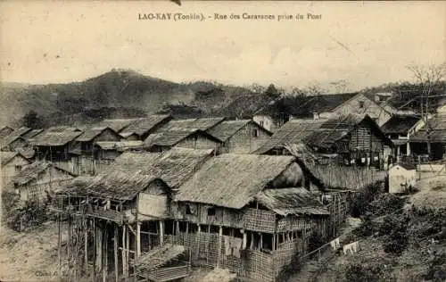 Ak Lao Cai Laokay Tonkin Vietnam, Rue des Caravanes, aufgenommen von der Brücke