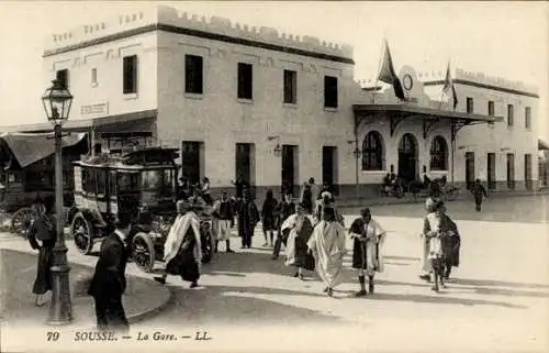 Ak Sousse Tunesien, La Gare, Ansicht vom Bahnhof, Auto, Straßenseite