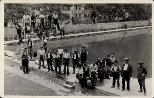 Foto Ak Schramberg im Schwarzwald, Männer, Gruppenfoto, Schwimmbad