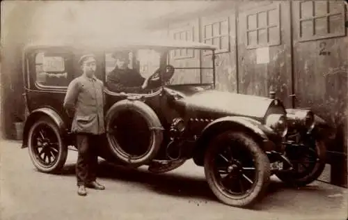 Foto Ak Mann im Auto, Lenkrad, Kennzeichen