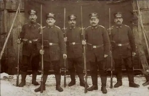 Foto Ak Deutsche Soldaten in Uniformen, Landsturm 43 mit Sägebajonett