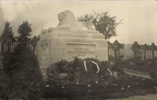 Foto Ak Heudicourt Meuse, Deutsches Soldaten-Denkmal, Kirchhof, Soldatengräber, I WK