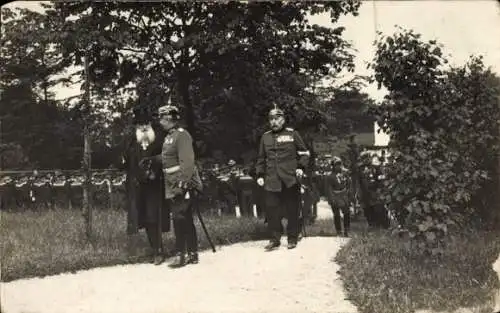 Foto Ak Kaiser Wilhelm II. mit hochdekoriertem Kriegsveteran, Seeleute im Hintergrund