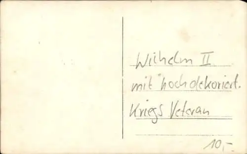 Foto Ak Kaiser Wilhelm II. mit hochdekoriertem Kriegsveteran, Seeleute im Hintergrund