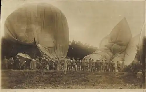 Foto Ak Militärballon, Fesselballon am Boden, Soldaten