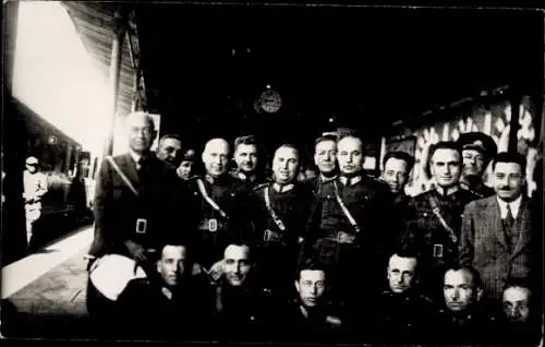 Foto Ak Türkei, Türkische Soldaten auf einem Bahnhof 1937