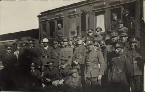 Foto Ak Türkei, Türkische Soldaten auf einem Bahnhof