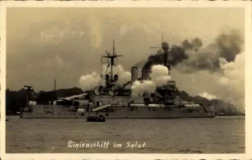 Foto Ak Deutsches Kriegsschiff, Linienschiff im Salut