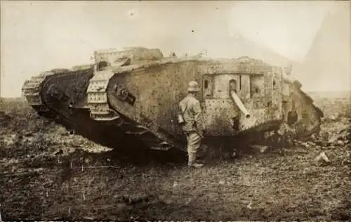 Foto Ak Lanzer mit Reichsrevolver vor feindlichem Tank, I WK