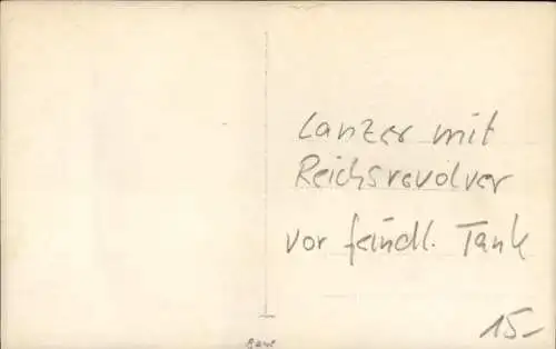 Foto Ak Lanzer mit Reichsrevolver vor feindlichem Tank, I WK
