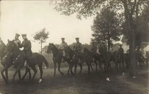 Foto Ak Jüterbog in Brandenburg, Deutsche Soldaten in Uniformen auf Pferden, Übungsplatz