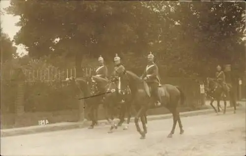 Foto Ak Jüterbog in Brandenburg, Deutsche Soldaten in Uniformen auf Pferden