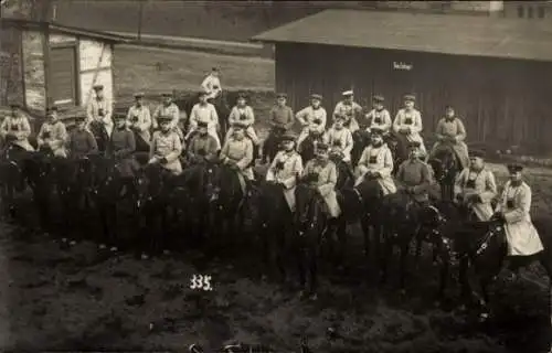 Foto Ak Jüterbog in Brandenburg, Deutsche Soldaten in Uniformen auf Pferden, Gruppenaufnahme