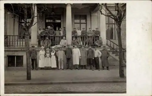 Foto Ak Kołobrzeg Ostseebad Kolberg Pommern, Deutsche Soldaten vor dem Lazarett, Logierhaus Solbad