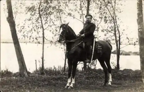 Foto Ak Łódź Lodz Lodsch Polen, Kaiserl. Deutsche Ortskommandantur, Soldat auf einem Pferd