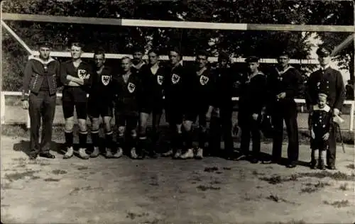 Foto Ak Seeleute SMS Deutschland, Sieger bei einem Fußballspiel 1917