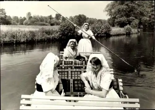 Ak Spreewald, Spreewälderinnen in Tracht, Kahn