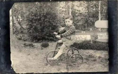 Foto Ak Junge auf einem Dreirad, Portrait