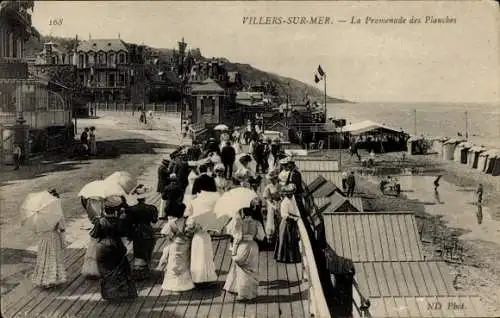 Ak Villers sur Mer Calvados, Promenade des Planches, Frauen mit Sonnenschirmen