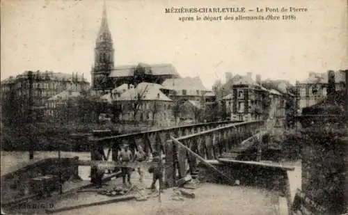 Ak Charleville Mézières Ardennes, Le Pont de Pierre apres le depart des allemands