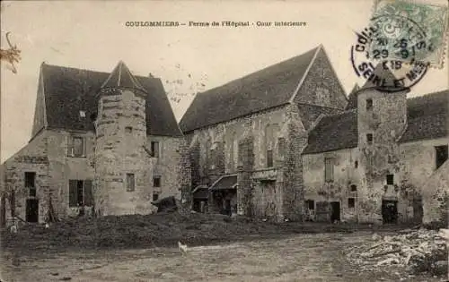 Ak Coulommiers Seine et Marne, Ferme de l'Hopital, Cour interieure