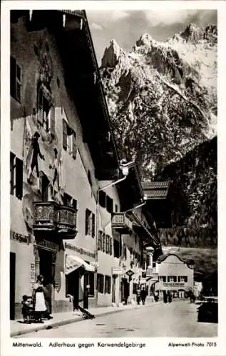 Ak Mittenwald in Oberbayern, Adlerhaus gegen Karwendelgebirge
