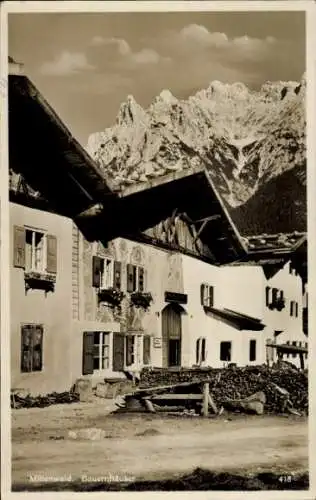 Ak Mittenwald in Oberbayern, Bauernhäsuer, Gebirge