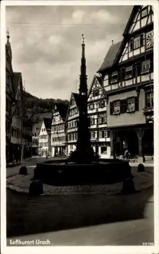 Ak Bad Urach in der Schwäbischen Alb, Brunnen, Straßenpartie