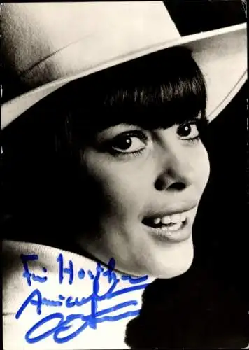 Ak Sängerin Mireille Mathieu, Portrait, Weißer Hut, Spatz von Avignon, Autogramm