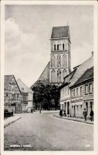 Ak Anklam in Mecklenburg Vorpommern, Straßenpartie, Kirche