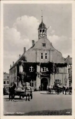 Ak Wolgast in Mecklenburg Vorpommern, Kutschen am Rathaus