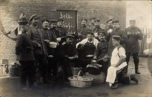 Foto Ak Deutsche Soldaten in Uniformen, Koch, Korb, Männer beim Essen, Soldatenleben