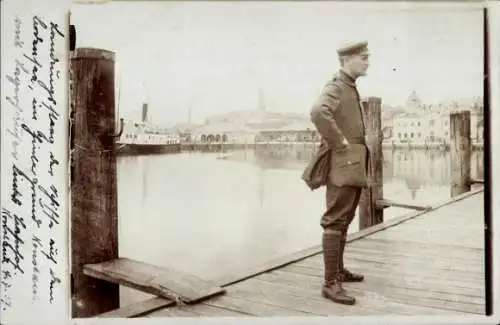 Foto Ak Deutscher Soldat in Uniform, Hafen, Brücke