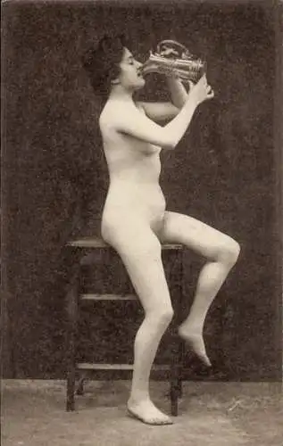 Ak sitzender Frauenakt, aus einer Glaskanne trinkend