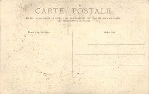 Ak sitzender Frauenakt, aus einer Glaskanne trinkend