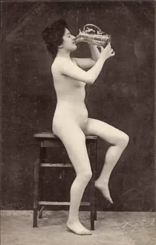 Ak sitzender Frauenakt, aus einer Glaskanne trinkend
