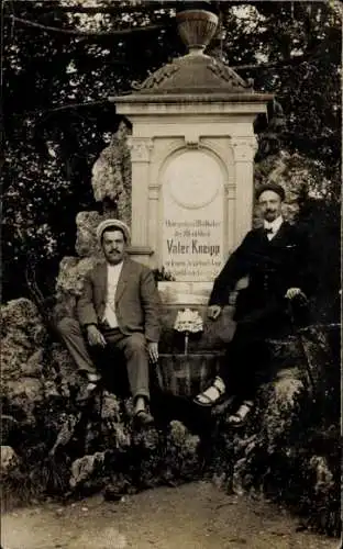 Foto Ak Bad Wörishofen im Unterallgäu, Kneipp-Brunnen, Zwei Männer