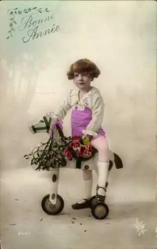 Ak Glückwunsch Neujahr, Kind auf einem Holzpferd, Dreirad