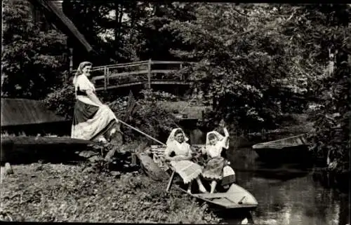 Ak Spreewald, Spreewälderinnen in Tracht, Kahn