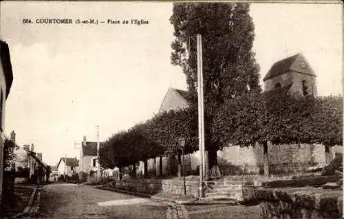 Ak Courtomer Seine-et-Marne, Place de l'Eglise