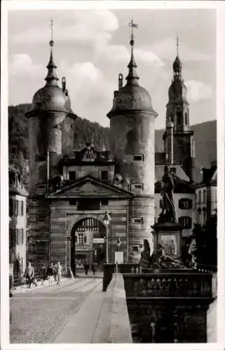 Ak Heidelberg am Neckar, Brückentor mit Karl-Theodor-Brücke